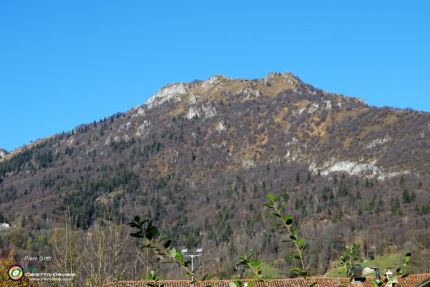 04 Il Monte Castello zoomato dalla Chiesa di Serina.JPG